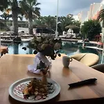Hotel Manos Karterados (Santorini)