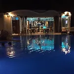 Manos Отель 4*