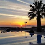 Manos Karterados (Santorini)